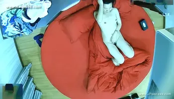 Hackers use the camera to remote monitoring of a lover's home life.283_2