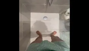 Une bonne masturbation dans la douche ð