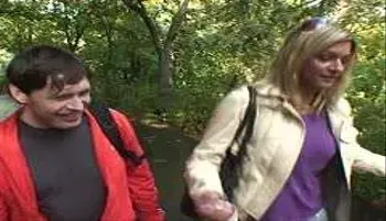 Blonde Milf zum Doppelhandjob überredet