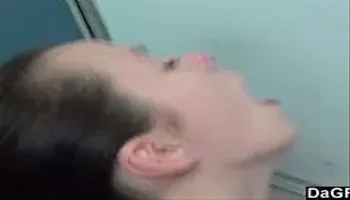 Brünettes Girl zum Blasen und Ficken überredet