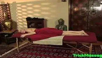 Sinnliche Schönheit wird mit öliger Massage verführt