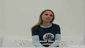 Blondes Girl strippt beim Casting und bläst vor der Kamera