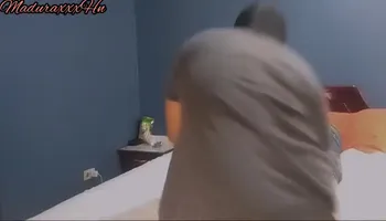 De Ja - Madrastra Hijab Muslim De 60 Que Manosee Mientras Esta En La Cama Y Me Invita A Acostarme