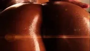 Hot Thai whore turned on during her massage