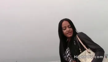 Pelinegra come y folla una polla negra enorme al aire libre