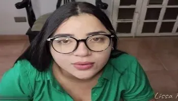 POV - SEXO - una sexy secretaria habla con su novio mientras le hace una buena mamada a su jefe