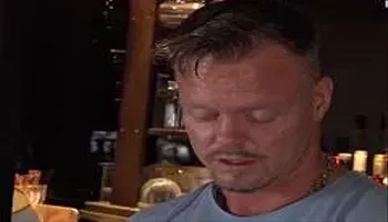 Dunkelhaarige Göre wichst ihn an der Bar ab