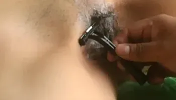 La depilo para follarla y ella se deja