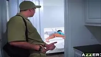 Hübsche Lady lutscht seinen Schwanz und reitet ihn POV