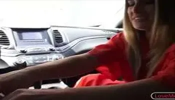 Blondes Girl bläst und reitet ihren Stiefbruder