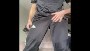 Nach dem FuÃball Training, spiele ich mit meiner dreckigen Sporthose!