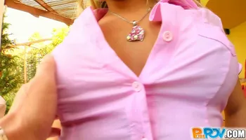Rubia europea recibiendo una penetración anal y follada en estilo perrito