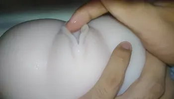 chica universitaria masturbÃ¡ndose, corriÃ©ndose una y otra vez - muÃ±eca sexual
